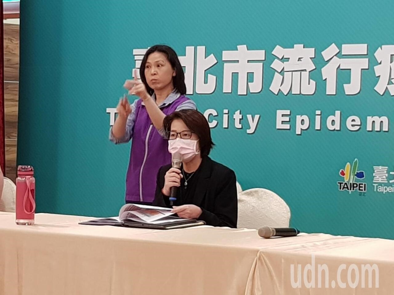 台北市酒店舞廳有條件開放,昨有14家復業,台北市副市長黃珊珊今早主持台北市流行疫情指揮中心記者會表示,至今來申請復業的業者已增為49家,其中除14家復業,另有6家安全檢查合格等候許可中。記者翁浩然/攝影