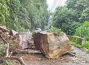 暴雨來襲！10噸巨石掉落　中橫便道暫封