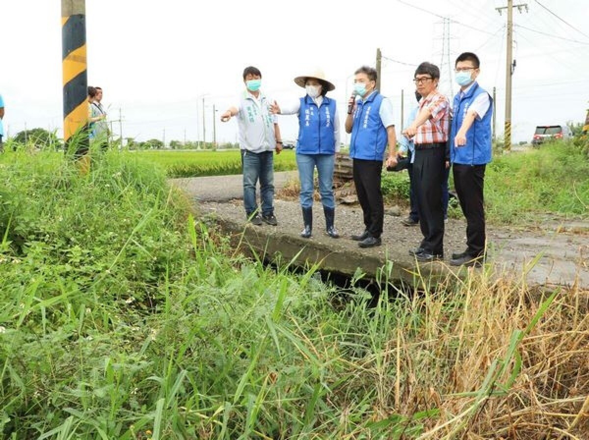 縣長張麗善率地政處長黃凱達等人,會勘北港鎮新生及後溝子農地重劃區農水路,將投入1,125萬元經費改善農路及排水,讓農民出入平安,農產運輸更便捷。