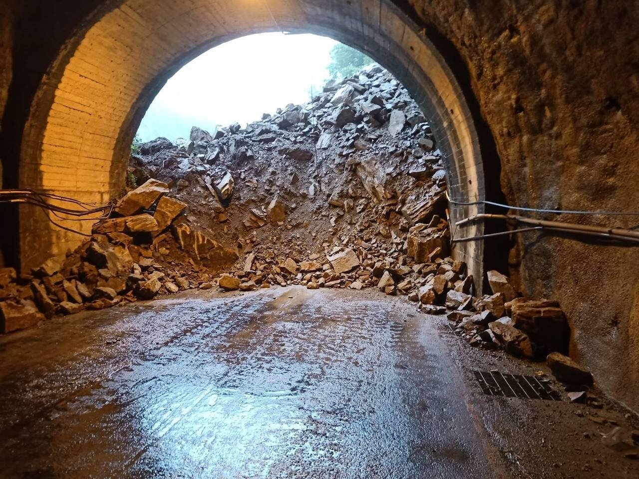 台中市和平區台8線裡冷路段,23日凌晨1時許上邊坡發生大坍方,阻斷雙向交通。圖/谷關工務段提供