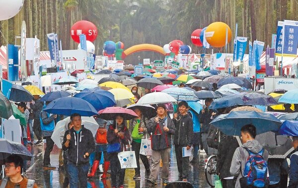 圖為去年台灣大學校園徵才企業博覽會，大雨中仍吸引許多求職者參加。（趙雙傑攝）
