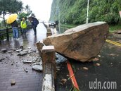 豪雨不停基隆外木山5噸大石崩至人行道　湖海路封閉搶修
