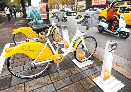 北市公共自行車YouBike2.0，明年底前將設置1200個2.0站位，並全面汰換400個1.0站位。（本報資料照片）