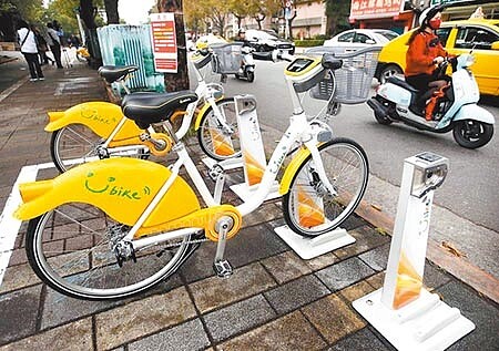 北市公共自行車YouBike2.0，明年底前將設置1200個2.0站位，並全面汰換400個1.0站位。（本報資料照片） 