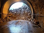 豪雨狂炸！中橫裡冷路段上邊坡大坍方　阻斷雙向通行