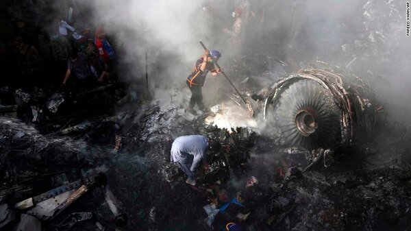 巴基斯坦國際航空（ＰＩＡ）一架預定從拉合爾飛往喀拉蚩的客機，22日在喀拉蚩真納國際機場附近的住宅區墜毀。圖／截自CNN新聞畫面