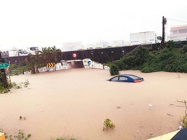 高雄22日大雨造成多處路段淹水。記者徐白櫻/翻攝