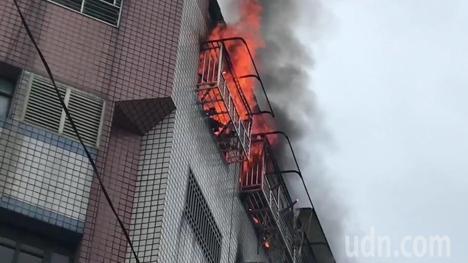 斗六市影城後方一棟大樓起火，七樓住戶陷入一片火海。記者蔡維斌／攝影