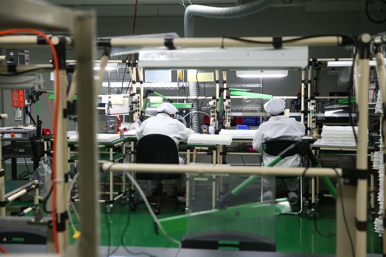 疫情趨緩,政府全力啟動紓困,但製造業無薪假人數續增,甚至大量解僱的未爆彈,恐成後疫情時代的一大隱憂。 圖/聯合報系資料照片