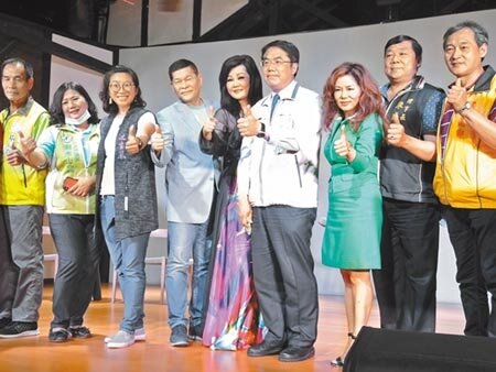 2020台南市文化局「台南盛典傳承音樂會」23日下午於台南鹽水永成戲院登場,邀請明星方駿、澎恰恰(左四)、邱芸子(左五)登台,造成戲院爆滿,台南市長黃偉哲(右四)也到場觀賞。(劉秀芬攝)