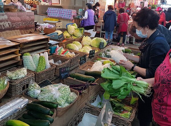 台北果菜批發市場蔬菜每公斤平均批發價26.1元,較上周同期上漲4.4元,漲幅逾2成。零售市場菜販預估,本周若出現嚴重災損,零售價可能跟著漲。記者翁浩然/攝影