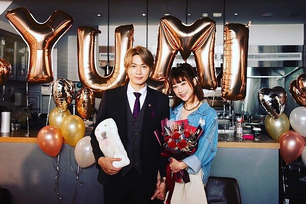 前強辯樂團主唱黃少谷與「天氣女孩」Yumi林采薇交往1年,今天向女友求婚成功。圖/擷自臉書