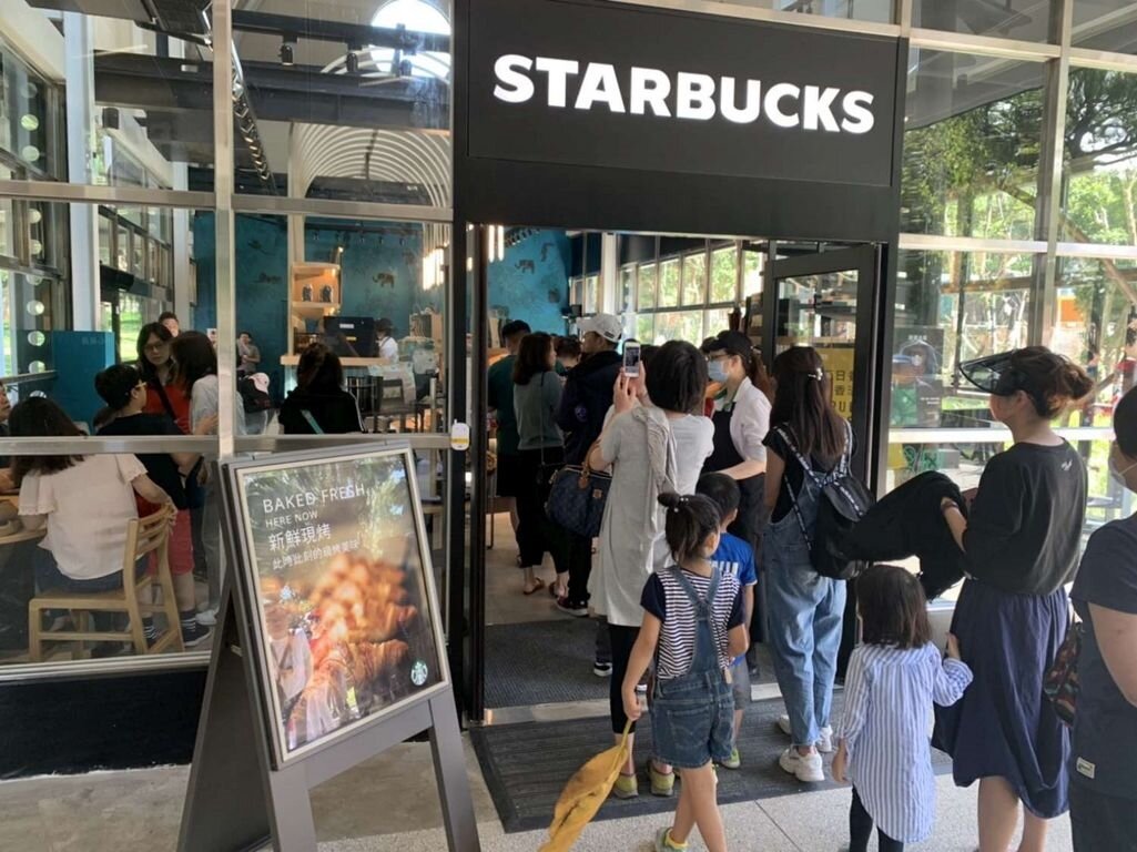 新竹動物園星巴克24日開幕,吸引民眾大排長龍。圖/新竹市文化局提供