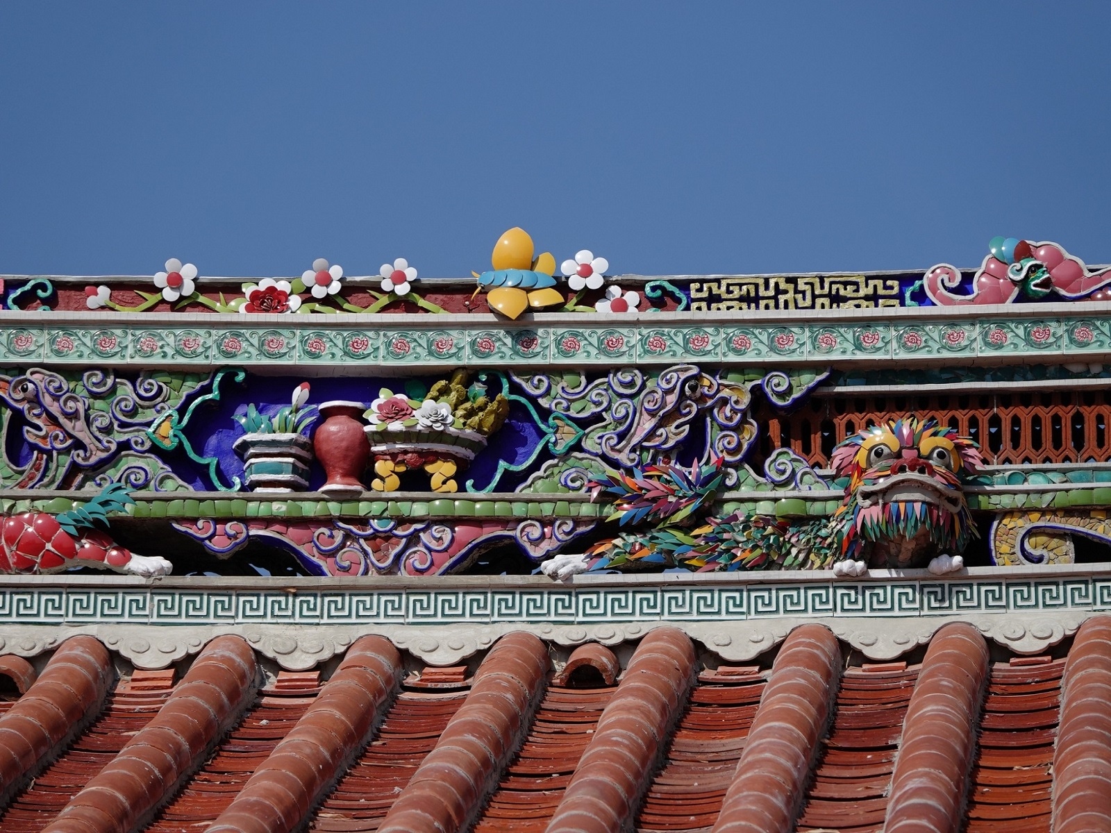 清水黃家瀞園屋脊上精美的剪黏裝飾。圖／台中市文化局提供