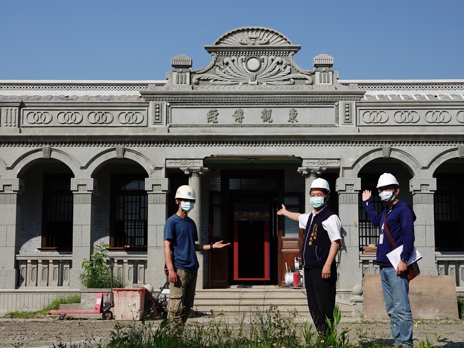 台中市文化局長張大春勘察清水黃家瀞園修復現況。圖／台中市文化局提供