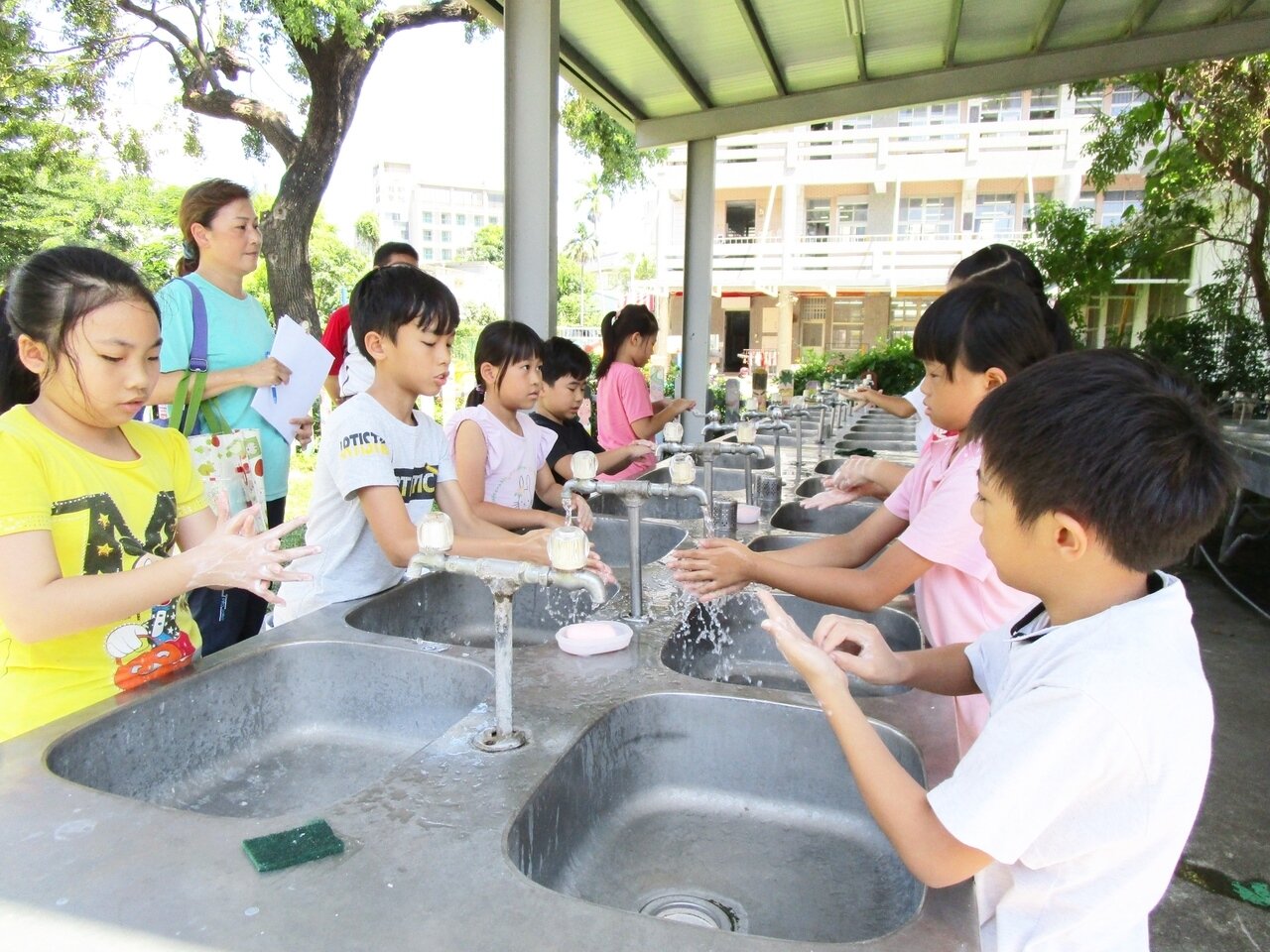 防疫期間鼓勵學生勤洗手、戴口罩,除有效防止新冠疫情,也讓腸病毒、流感案例減少。記者羅紹平/攝影