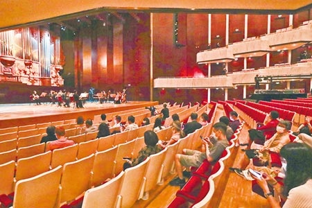 NSO國家交響樂團24日在國家音樂廳舉辦「公視＋一起聽音樂：NSO沙發音樂廳《管絃織音》」音樂會，率先試行開放觀眾入場。（劉宗龍攝）