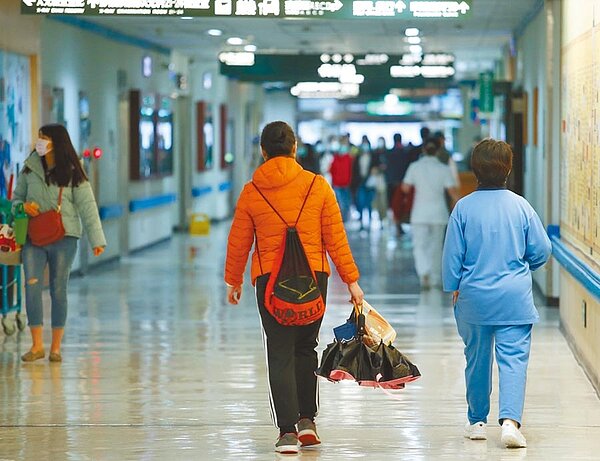 新冠疫情延燒近半年,因為害怕群聚感染,出入醫院的民眾明顯變少。(陳怡誠攝)