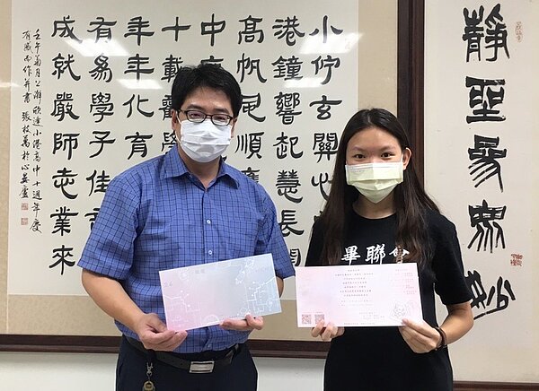 小港高中校長陳建民(左)與畢聯會代表展示今年畢典邀請函,邀請家長、來賓觀賞畢業典禮線上直播。圖/小港高中提供