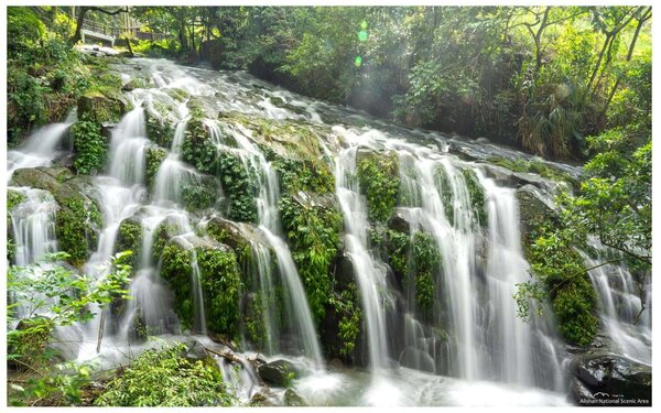 嘉義縣梅山鄉太興村的阿葉溪瀑布有「台版九寨溝」之稱，因連日大雨日前現身，民眾可走太興飛瀑步道前往。此為去年景觀。圖／讀者提供