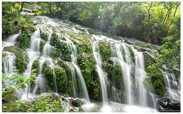 嘉義縣梅山鄉太興村的阿葉溪瀑布有「台版九寨溝」之稱,因連日大雨日前現身,民眾可走太興飛瀑步道前往。此為去年景觀。圖/讀者提供