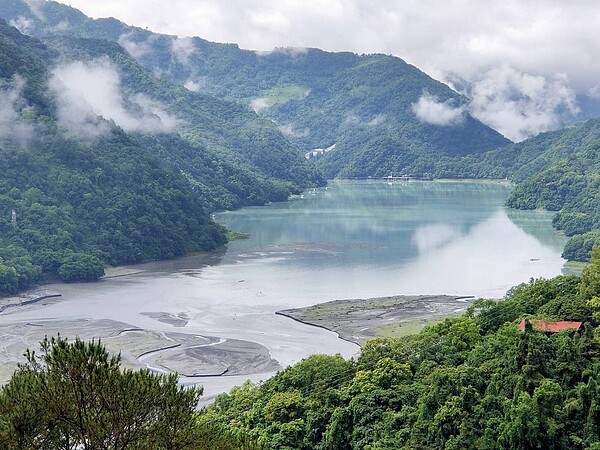 梅雨發威，南投縣霧社水庫蓄水率24日大幅回升至67%，蓄水量3天約增2000萬噸。圖／讀者提供