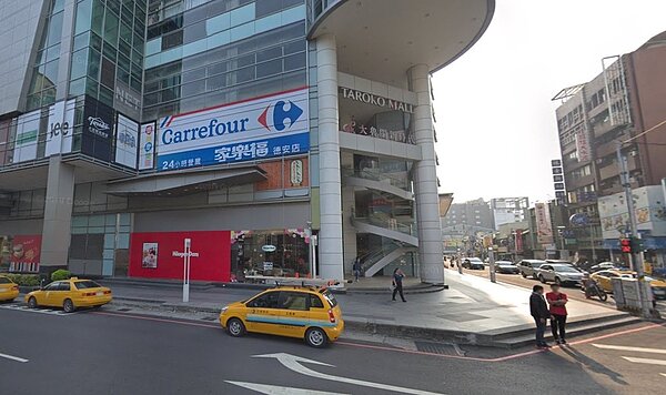 台中市周姓男子涉嫌在今年4月間6度在大賣場拆封食品，直接食用，台中地院判他拘役95天。圖／摘自Google Maps