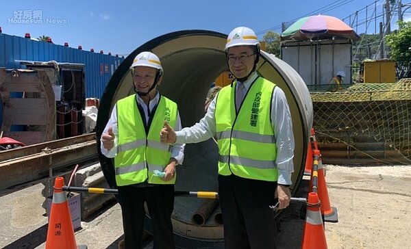 內政部長徐國勇(右)訪視苗栗聯大路周圍地區排水改善工程。照片內政部提供