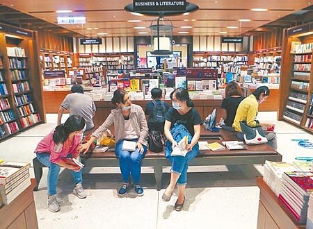
敦南誠品將於5月31日熄燈，接棒24小時書店的信義誠品，書籍選物種類超過17萬種，是敦南誠品的1.8倍，可大量滿足讀者夜間閱讀需求。（陳怡誠攝）
 