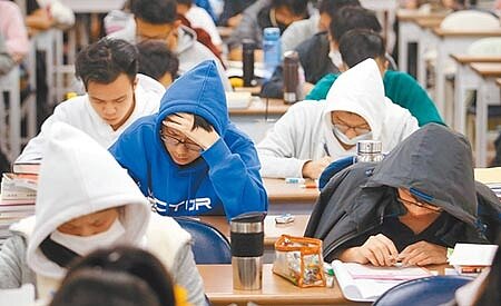 107學年高級中等學校畢業生中,有1.3萬人未升學或未就業,其中42%、約6000人,是去補習或準備重考。圖為補習班學生在教室自習。(本報資料照片)