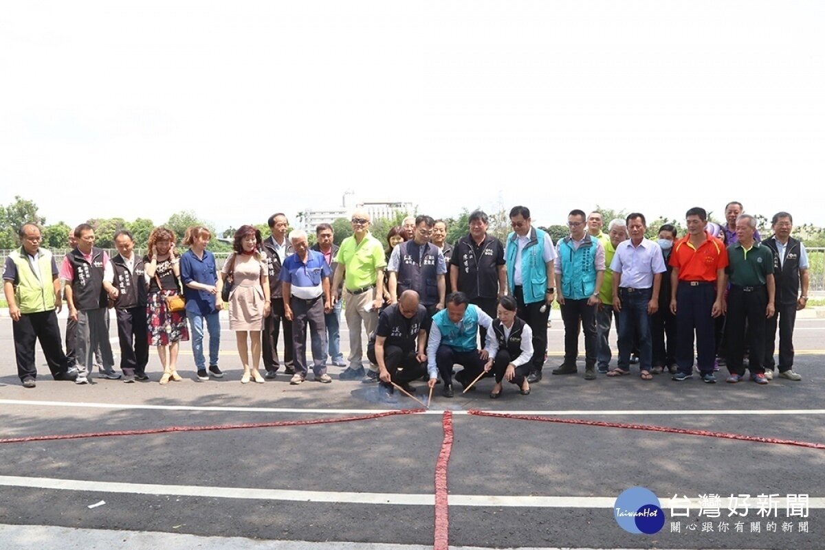 縣長翁章梁、議長張明達、水上鄉長劉敬祥及水上鄉地方民代鳴炮慶賀開發案通過／嘉義縣府提供