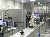 透明隔板巧思搖身變藝廊　警防疫有一套 