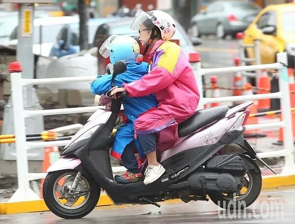 受到鋒前不穩定的影響，今天的午後熱對流發展比起昨天明顯，各地中午後都要留意雷陣雨。本報資料照片