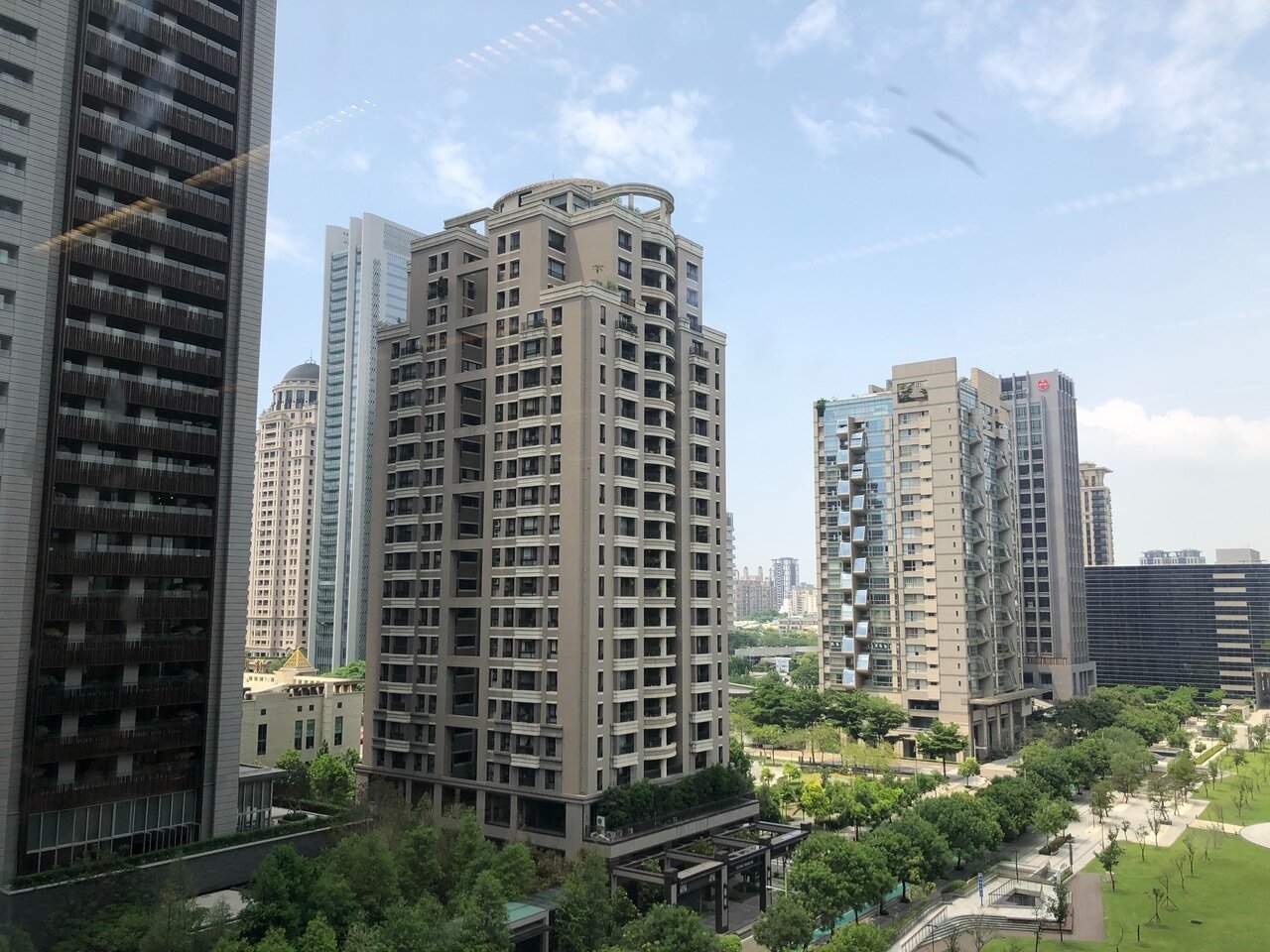 台中市空房率高,且房價近10年來大漲,有市議員建議提高非自住房屋稅率,以抑制囤房。 記者陳秋雲/攝影