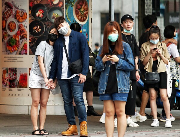 中央流行疫情指揮中心昨天宣布口罩禁令將於六月一日解禁,國內開放自由買賣,並與現行實名制並行。記者曾原信/攝影
