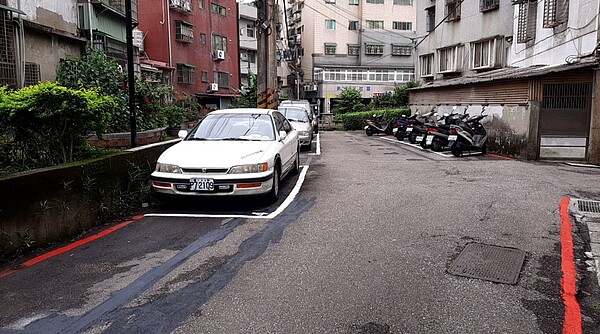 中和區南山路298巷4格公有汽車停車位，6月1日起採計時收費。圖／新北交通局提供