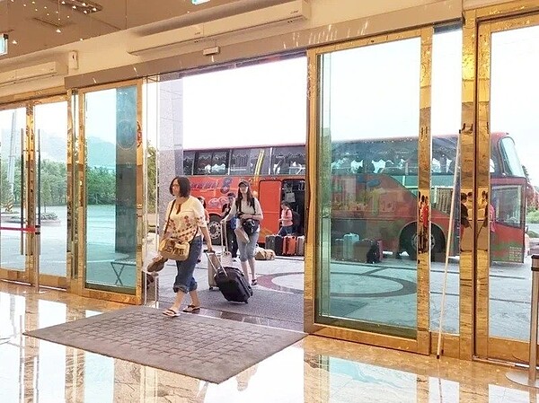 國旅回溫,各飯店最近終於等到搭遊覽車出遊的團客。聯合報系資料照