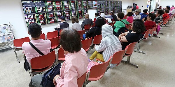代表散戶資金動能的證券劃撥存款，4月增加275億元到2.27兆元、續創新高。圖／中時電子報資料照片
