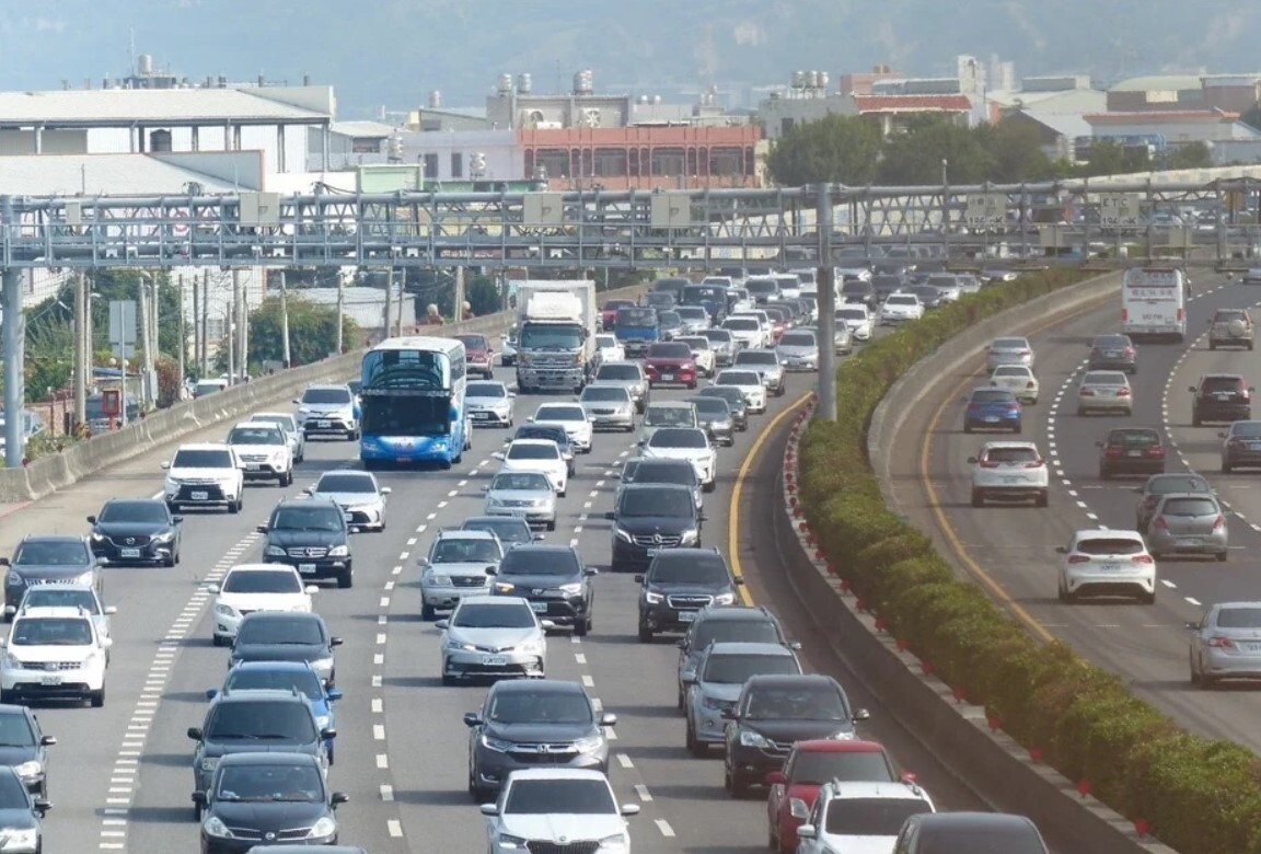 交通部高速公路局檢視歷年四天端午連假交通狀況，研擬6月25日至27日，每日0-5時暫停收費，6月28日0-10時暫停收費。 報系資料照片