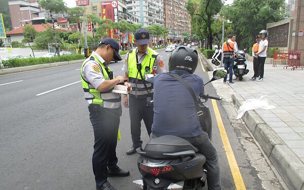 新北近3年無照駕駛交通事故30日內死亡,以未滿18歲至24歲共25人最高,新北市長侯友宜指出,要鼓勵參加駕訓班導正駕駛觀念,同時針對易肇事路段加強執法。圖/公路總局提供