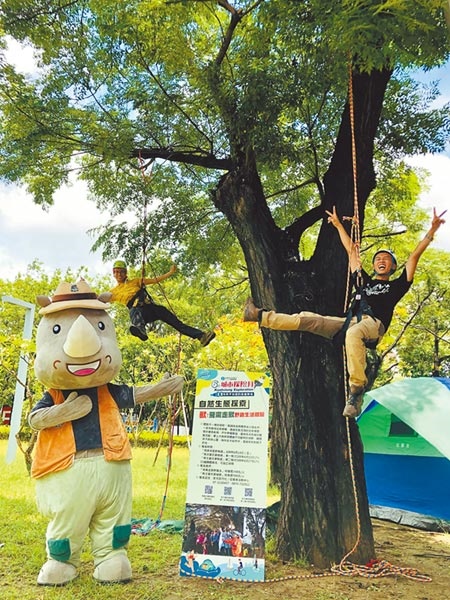 高市觀光局6月推動「城市探險月」，其中一項主題為攀樹體驗。（柯宗緯攝）