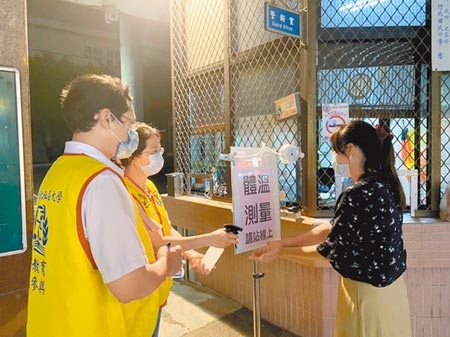新竹縣2所社區大學將於6月1日復課，校方在正式上課前，先做防疫演練，確保安全。（莊旻靜攝）