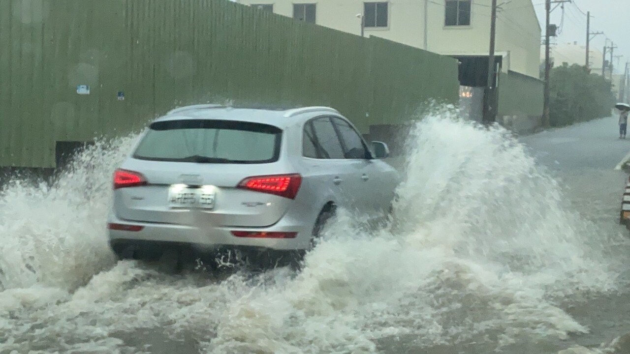 高雄市鳥松神農路近大樹瓦厝街路段，因雨水宣洩不及，今早七點多已有積水現象。圖／邱俊憲議員提供