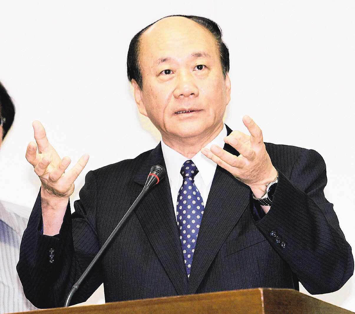 經濟部長張家祝上午在立法院經濟委員會,面對立委提案連署呼籲10月電價緩漲一事表示,會繼續觀察經濟變動情況,但不能做承諾,否則會造成錯誤預期。 記者黃義書/攝影