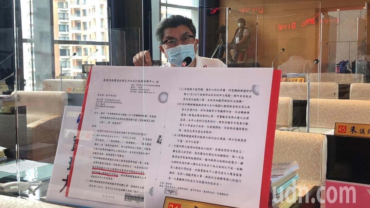 台中市議員李中指從逕自變更學校用地、停止補助國家動漫館,凸顯中央過度張行政權。記者陳秋雲/攝影