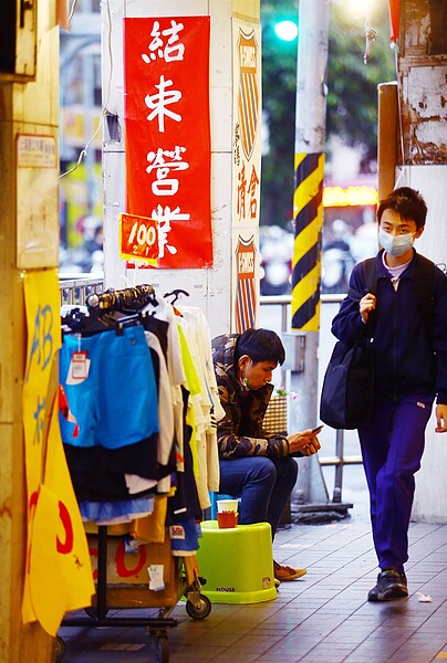 振興券能否一槌定音，達成復甦經濟的功效，有待觀察。 記者杜建重／攝影