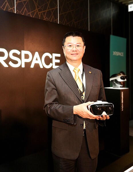 永慶房產集團成為第一個跨足5G服務的房仲業者,未來消費者只要戴起XRSPACE VR裝置,就能享受沉浸式的賞屋體驗。圖為永慶房產集團總經理葉凌棋/永慶房產集團提供