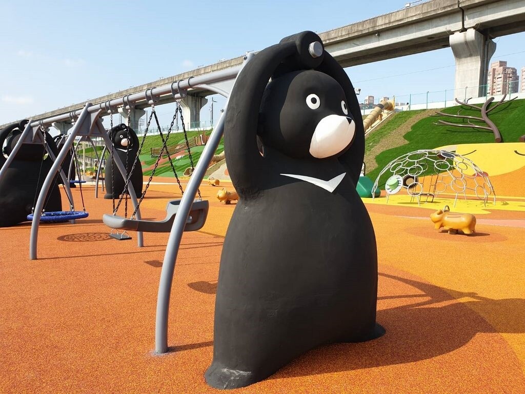 新北大都會「堤坡滑梯樂園」的台灣黑熊鞦韆。圖/新北市高灘地工程管理處提供