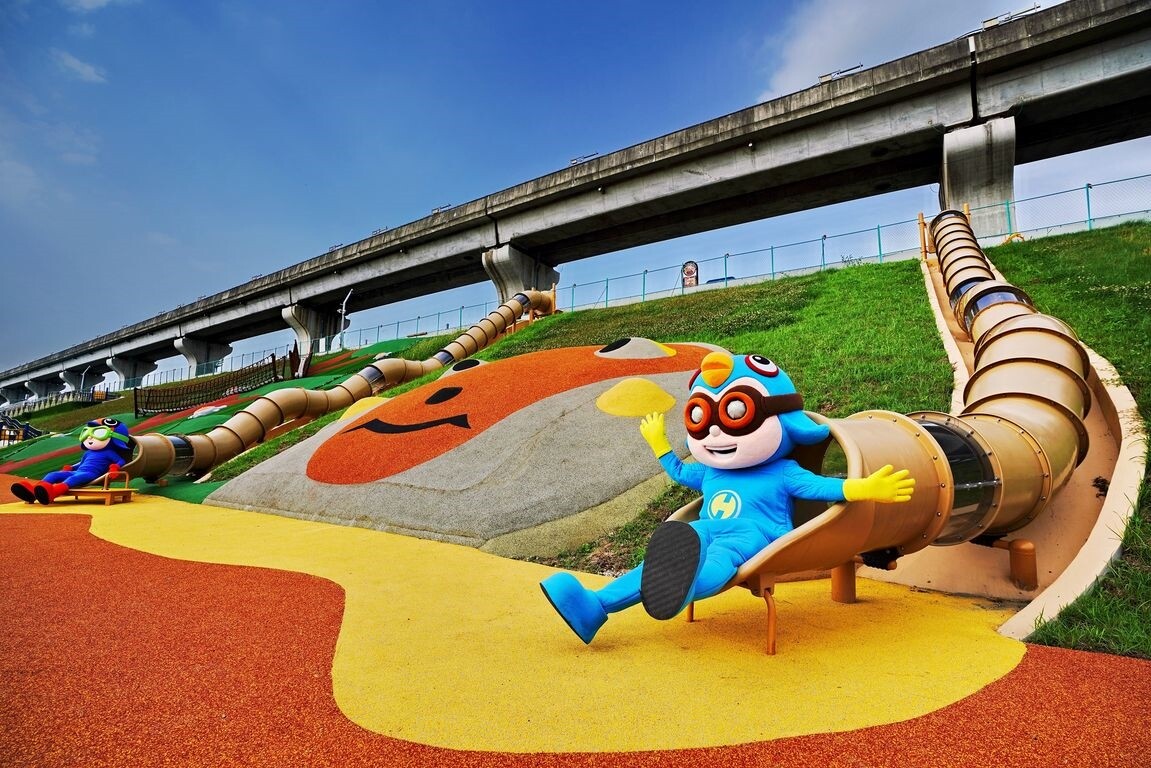新北大都會「堤坡滑梯樂園」的台灣獼猴管狀溜滑梯。圖/新北市高灘地工程管理處提供