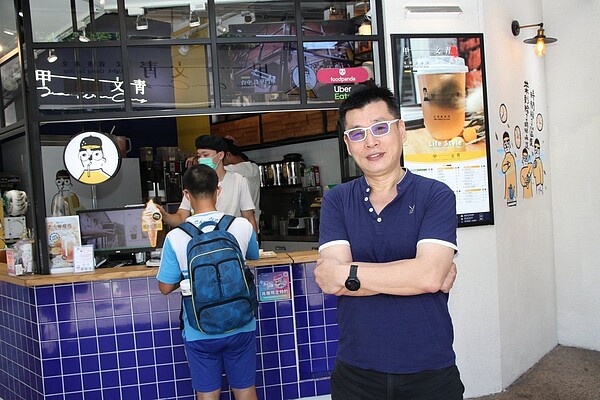 針對政府推出的振興券政策,台中市逢甲商圈主委王朝藝上午直指:「太不乾脆!」不懂這是什麼邏輯。